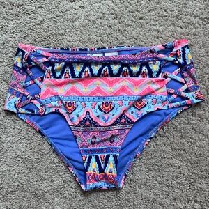 Patterned high-waisted bikini bottoms